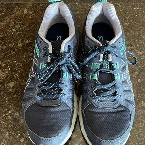 Size 8.5 ASICS Gel-Venture athletic shoes. Like new. Worn once.